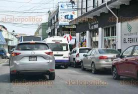 Xalapa, Ver., 13 de febrero de 2026.- A pesar de los letreros de ?no estacionarse? sobre la calle Altamirano, automovilistas los ignoran, complicando el tr�fico vehicular en toda la zona. 