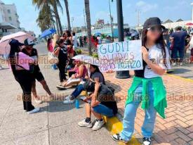 Veracruz, Ver., 14 de febrero de 2026.- Desde el mediod�a, j�venes comenzaron a hacer filas para entrar a la Macroplaza para el Reggaet�n Mexa que inciar� a las 6 de la tarde. Actuar�n DJ Neguzz, Kandy Flip, N�mada, La Dinast�a, Jarocho Flow. Cerrar� el espect�culo Yeri Mua.