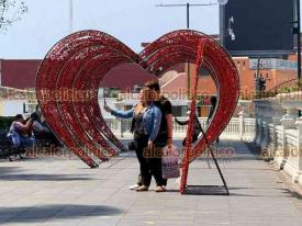 Xalapa, Ver., 14 de febrero de 2026.- Ciudadanos aprovechan adornos del parque Ju�rez para enmarcar recuerdos, mientras que otros ya llevan o recibieron un detalle de su ser querido.