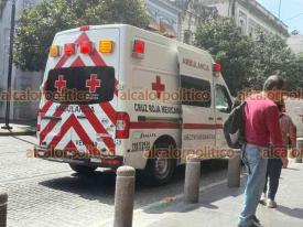 Xalapa, Ver., 16 de febrero de 2026.- Param�dicos de la Cruz Roja atendieron a una menor que se sinti� mal al vacunarse en el m�dulo del pasaje Tanos.