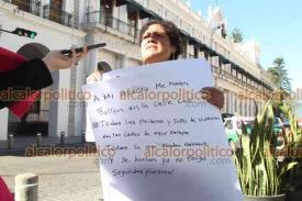 Xalapa, Ver., 25 de febrero de 2026.- Este mi�rcoles una mujer se manifest� en la Plaza Lerdo para denunciar acoso, as� como la desaparici�n de su hermana.