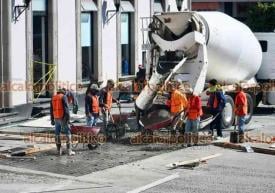 Xalapa, Ver., 27 de febrero de 2026.- Contin�an los trabajos de remodelaci�n en Plaza Lerdo. Se sigue rompiendo la banqueta y en la explanada principal est�n colocando una plancha de cemento.