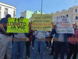 Xalapa, Ver., 28 de febrero de 2026.- Estudiantes de la UPAV bloquearon la calle Enr�quez en respaldo a docentes que exigen el pago pago de remuneraciones pendientes desde 2025. La Universidad anunci� la v�spera que el flujo de los recursos ya flu�a para los instructores desde el viernes pasado.