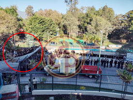 Xalapa, Ver., 2 de marzo de 2026.- Durante la toma de foto de generación de alumnos del sistema escolarizado de la Facultad de Derecho UV la estructura colocada para ellos se desplomó. Se reportan lesionados.