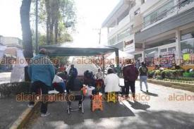 Xalapa, Ver., 3 de marzo de 2026.- La titular de la CEDH, Minerva P�rez L�pez, acudi� a dialogar con los colectivos de b�squeda que mantienen un plant�n frente a la Comisi�n Ejecutiva Estatal de Atenci�n Integral a V�ctimas.