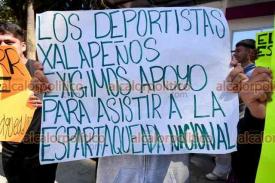 Xalapa, Ver., 4 de marzo de 2026.- Integrantes de la FNERRR se manifestaron frente a la SEV para pedir apoyo de transporte para acudir a evento deportivo en Puebla.