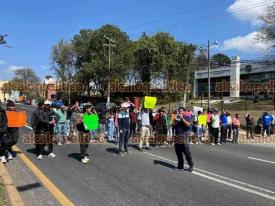 Xalapa, Ver., 5 de marzo de 2026.- Integrantes de la FNERRR bloquearon por unos minutos la avenida Lazaro Cardenas, a la altura de la SEV. Insisten en que les otorguen apoyo para ir a un evento deportivo de Antorcha en Puebla. Abrieron cerca del mediod�a.