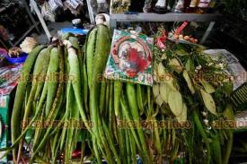 Xalapa, Ver., 6 de marzo de 2026.- Este primer viernes de marzo, comerciantes del Mercado ?J�uregui? se preparan para la venta de amuletos, cuyos precios van de los 20 pesos hasta los 15 mil pesos.