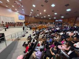 Xalapa, Ver., 6 de marzo de 2026.- En sesi�n solemne en el Congreso del Estado, la gobernadora Norma Roc�o Nahle Garc�a entreg� el Premio Estatal a la Mujer 2026 a la maestra Ana Mar�a Autr�n G�mez.