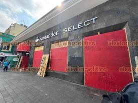 Xalapa, Ver., 7 de marzo de 2026.- Sucursal bancaria de la calle Enr�quez, en el centro de la Capital, protegi� sus ventanales previos a la marcha del 8M del domingo.