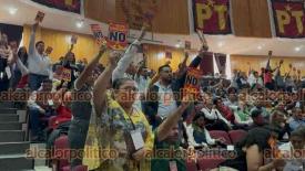 Xalapa, Ver., 7 de marzo de 2026.- En el Congreso estatal extraordinario del PT y ante representantes nacionales y estatales, militantes se manifestaron contra la inclusi�n de Adri�n Gonz�lez Naveda y Elizabeth Morales en la planilla de unidad para conformar la Comisi�n Ejecutiva Estatal. Hubo gritos de ?No imposici�n?, ?No m�s MORENA? y ?Quieres tu lugar, te lo tienes que ganar?.