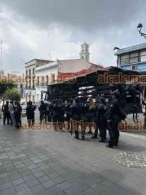 Xalapa, Ver., 8 de marzo de 2026.- Contingente de mujeres polic�as bajaban este domingo del transporte de la Secretar�a de Seguridad P�blica en la calle Rafael Lucio, que ser�n desplegadas para custodiar la marcha por el ?D�a Internacional de la Mujer?.
