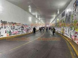 Xalapa, Ver., 8 de marzo de 2026.- Con nombres y apellidos, con fotos, con cargos, con pintura de todos los colores, en todos los tama�os, mujeres plasmaron las denuncias y acusaciones contra violentadores, deudores alimentarios y abusadores en el Viaducto del Parque Ju�rez y en la parte posterior de Palacio de Gobierno.
