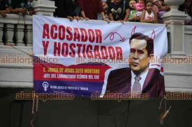 Xalapa, Ver., 8 de marzo de 2026.- Fueron miles de xalape�as quienes este D�a de la Mujer abarrotaron calles del Centro. ?�Y t�, esperas que te maten a tu hija??, ?Aunque no est�s denunciado, sabemos lo que hiciste?, ?Calladita no me veo m�s bonita?, fueron algunos de los mensajes que se observaron en la movilizaci�n
