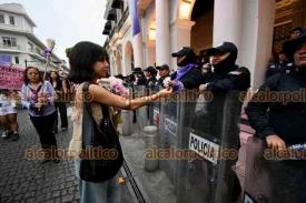 Xalapa, Ver., 8 de marzo de 2026.- Dos j�venes entregaron flores a las mujeres polic�as que resguardaban Palacio de Gobierno.
