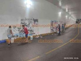 Xalapa, Ver., 9 de marzo de 2026.- Las pintas que mujeres hicieron durante la marcha del 8M en el Viaducto y Palacio de Gobierno fueron eliminadas con pintura. Los trabajos iniciaron desde la noche del domingo.