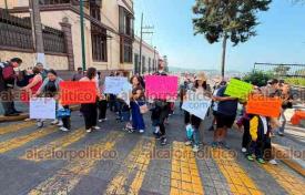 Xalapa, Ver., 10 de marzo de 2026.- Padres de familia del Jard�n de Ni�os ?Jos� Mar�a Morelos y Pav�n? bloquearon la calle Clavijero y Juarez, en la zona centro. Urgieron a que les entreguen el plantel, que lleva 6 meses en rehabilitaci�n. Tome previsiones.