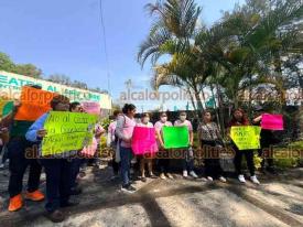 Xalapa, Ver., 11 de marzo de 2026.- Familias y trabajadores protestaron afuera de la Cl�nica 11 del IMSS para exigir que se reconsidere el cierre de la guarder�a subrogada ?Papalote?, que ha operado durante 29 a�os.