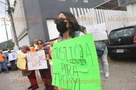 Coatepec, Ver., 12 de marzo de 2026.- Familiares, conocidos, exalumnos, madres y padres de familia se manifestaron afuera de los juzgados de Pacho Viejo para expresar su respaldo al profesor de artes pl�sticas Alfredo ?N?, detenido por el delito de pederastia agravada.