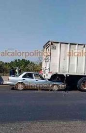 La Antigua, Ver., 14 de marzo de 2026.- Auto con varios ocupantes a bordo se impact� por alcance contra un cami�n, en la autopista Veracruz-Xalapa, a la altura de la comunidad Playa Oriente. Se habla de al menos 2 heridos.