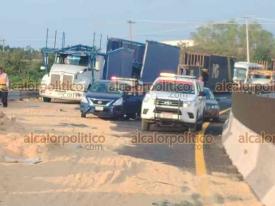 La Antigua, Ver., 14 de marzo de 2026.- Tr�iler que transportaba varias toneladas de cascarilla de arroz volc� en el libramiento de Cardel tras presuntamente perder el control. No se reportaron lesionados s�lo da�os materiales y circulaci�n suspendida. 