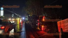 Emiliano Zapata, Ver., 16 de marzo de 2026.- Un cami�n ca�ero volc� en la carretera Las Trancas?Coatepec, la noche de este lunes, a la altura de la colonia Santa Luc�a; el conductor abandon� la unidad antes de la llegada de los servicios de emergencia, no hubo lesionados