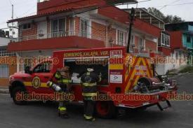 Xalapa, Ver., 17 de marzo de 2026.- Por fuerte olor a amoniaco, al parecer por fuga en la f�brica de hielo ?Roc�o?, en la calle P�pila, entre 20 de Noviembre y Am�ricas, se desaloj� un Jard�n de Ni�os ?Juana Amelia Celis?. Bomberos controlaron el incidente.