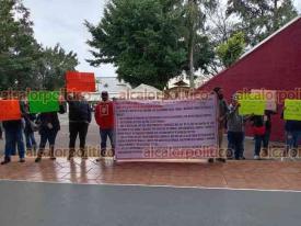 Xalapa, Ver., 17 de marzo de 2026.- Con una protesta en las instalaciones de la SEV, padres de familia, directores y docentes de secundarias de Orizaba y C�rdoba denuncian acoso laboral por parte del Supervisor Escolar de la zona.