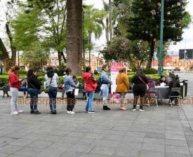 Xalapa, Ver., 18 de marzo de 2026.- Madres de familia hacen fila para inscribir a sus hijos a la beca ?Rita Cetina?, en el m�dulo instalado en el Parque Ju�rez.