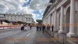 Xalapa, Ver., 19 de marzo de 2026.- Rogelio Tecpile Calihua, acompa�ado por la Brigada Nacional de Derechos Humanos, denunci� que fue despojado de predio para construir planta de tratamiento de agua en el municipio de Tehuipango. Posteriormente bloquearon unos minutos la calle Enr�quez.