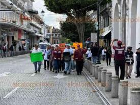 Xalapa, Ver., 20 de marzo de 2026.- Juan Piedra, quien busca ser dirigente de MORENA en la Capital, march� en calles del centro acompa�ado por un grupo de simpatizantes, lo que caus� complicaciones a la circulaci�n vehicular