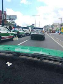 Xalapa, Ver., 20 de marzo de 2026.- Dos taxis y una camioneta chocaron por alcance en el bulevar Xalapa-Banderilla, cerca del puente Macuilt�petl con direcci�n a Veracruz, lo que complic� la circulaci�n vehicular varios minutos.