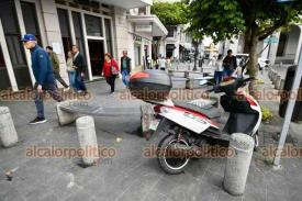 Xalapa, Ver., 20 de marzo de 2026.- Motociclistas usan de estacionamiento las banquetas de calles del Centro.

