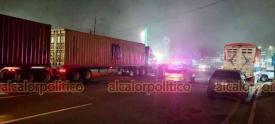 Banderilla, Ver., 20 de marzo de 2026.- La noche de este viernes, se report� que un tr�iler impact� a veh�culo particular en la carretera Xalapa-Banderilla, a la altura de El Gallito con direcci�n a Veracruz. El percance genera tr�fico en la zona.