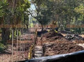 Coatepec, Ver., 21 de marzo de 2026.- Bajo estricta vigilancia de la constructora, contin�a la construcci�n del Fraccionamiento San Lucas. Vecinos aseguran que hay vestigios precolombinos en el predio ubicado en la carretera Xico-Coatepec. Pese a capturar imagen desde la v�a p�blica, el reportero fue increpado por personal de la empresa.