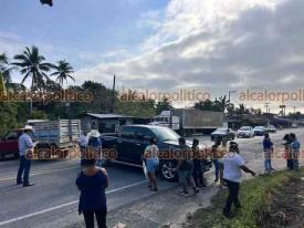 Tecolutla, Ver., 23 de marzo de 2026.- Padres de familia de la Escuela Primaria ?Constituci�n?, de la comunidad de La Guadalupe, bloquearon la carretera federal 180, frente al plantel, para demandar que la Directora sea removida pues desatiende casos de bullying.