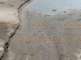 Veracruz, Ver., 23 de marzo de 2026.- En la playa en inmediaciones al muelle tur�stico del Malec�n se observan residuos de hidrocarburos. Peque�as manchas negras resaltan en la arena. Esta no es una zona de acceso a los ba�istas.