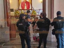 Xalapa, Ver., 23 de marzo de 2026.- Param�dicos de Protecci�n Civil Municipal se movilizaron a la Catedral Metropolitana debido a que una persona present� complicaciones de salud. 