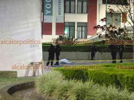 Xalapa, Ver., 24 de marzo de 2026.- La noche del lunes, una mujer falleci� tras caer del puente Xallitic. Al lugar se movilizaron polic�as, que acordonaron la zona.