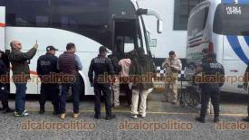 Xalapa, Ver., 24 de marzo de 2026.- Migrantes rescatados el lunes en corral�n de la colonia Revoluci�n abordaron autobuses para ser trasladados desde el Cuartel San Jos� a la Estaci�n Migratoria de Acayucan, donde se definir� su situaci�n legal en el Pa�s.