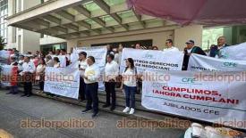Xalapa, Ver., 24 de marzo de 2026.- Personal jubilado de la Comisi�n Federal de Electricidad protest� la ma�ana de este martes para defender el esquema de remuneraciones en el retiro; negaron contar con las denominadas ?pensiones doradas?. Posteriormente marcharon al centro de la Capital