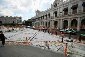 Xalapa, Ver., 25 de marzo de 2026.- Como parte de los trabajos de remodelaci�n de la Plaza Lerdo, instalan nuevo piso y bolardos.