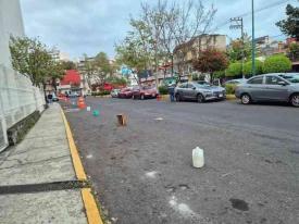 Xalapa, Ver., 26 de marzo de 2026.- Lector reporta que en la calle del Estadio ?Antonio M. Quirasco? hay gran cantidad de objetos apartando lugares para estacionarse. Solicita la intervenci�n de Tr�nsito del Estado ante estas irregularidades.