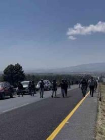 Villa Aldama, Ver., 27 de marzo de 2026.- En redes sociales, el usuario Iv�n Barrientos inform� que seis patrullas de la Guardia Nacional quitaron el bloqueo que pobladores de Tenextepec ten�an para exigir la aparici�n de ejidatarios, por lo que se movieron a la caseta de cobro de Las Vigas donde levantaron las plumas para dejar libre el paso.