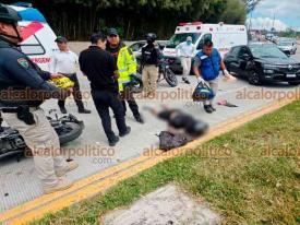 Xalapa, Ver., 28 de marzo de 2026.- Una pareja a bordo de motocicleta derrap� en Circuito Presidentes, a la altura de la USBI. El hombre falleci� pese a que param�dicos trabajaron por 28 minutos para tratar de salvarle la vida. La mujer result� lesionada y fue trasladada a un hospital. Circule con precauci�n.