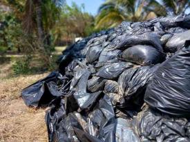 Pajapan, Ver., 28 de marzo de 2026.- Cientos de bolsas con chapopote se acumulan en este municipio ubicado al norte de Coatzacoalcos, tras la recolecci�n que se hace en la playa; se ignora cu�l ser� su destino final y que, como se ve por la presencia de trabajadores, se siguen acumulando.