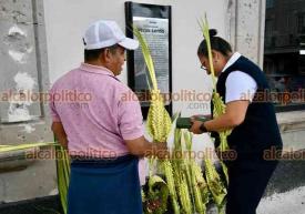 Xalapa, Ver., 29 de marzo de 2026.- Feligreses compran sus palmas a comerciantes que se instalaron afuera de la Catedral para que sean bendecidos este Domingo de Ramos.