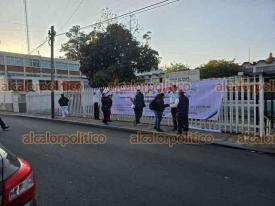 Orizaba, Ver., 30 de marzo de 2026.- Trabajadores de las 17 agrupaciones de la Uni�n de Sindicatos de Servicios de Salud de Veracruz protestaron en la Jurisdicci�n Sanitaria VII por la falta de apertura al di�logo para tratar transici�n de SESVER al IMSS-Bienestar.