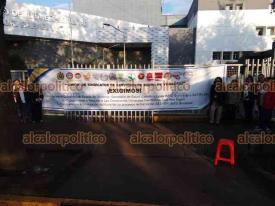 Xalapa, Ver., 30 de marzo de 2026.- Personal de SESVER coloc� tambi�n lonas con sus demandas al Gobierno estatal en el Hospital Regional ?Dr. Luis F. Nach�n? y en el Centro de Alta Especialidad (CAE) ?Dr. Rafael Lucio?.