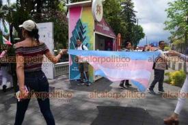 Xalapa 30 de marzo de 2026.- M�s grupos provocaron interrupciones viales en el Centro y el cierre de la calle Enr�quez. La tarde de este lunes se manifestaron personas a favor de Palestina y, al mismo tiempo, miembros de la comunidad LGBTQ por el D�a de la Visibilidad Trans.
